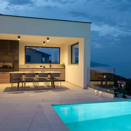 Apartment House Almost On Seafront, With Large Garden And Swimming Pool In Porto-vecchio