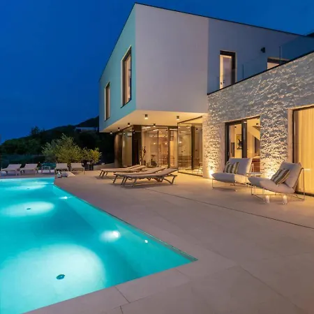 House Almost On Seafront, With Large Garden And Swimming Pool In Porto-vecchio