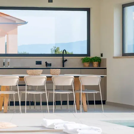 House Almost On Seafront, With Large Garden And Swimming Pool In Porto-vecchio